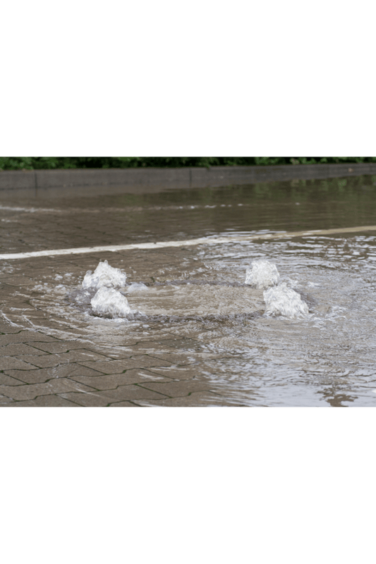 Überflutung aus dem Straßenkanal