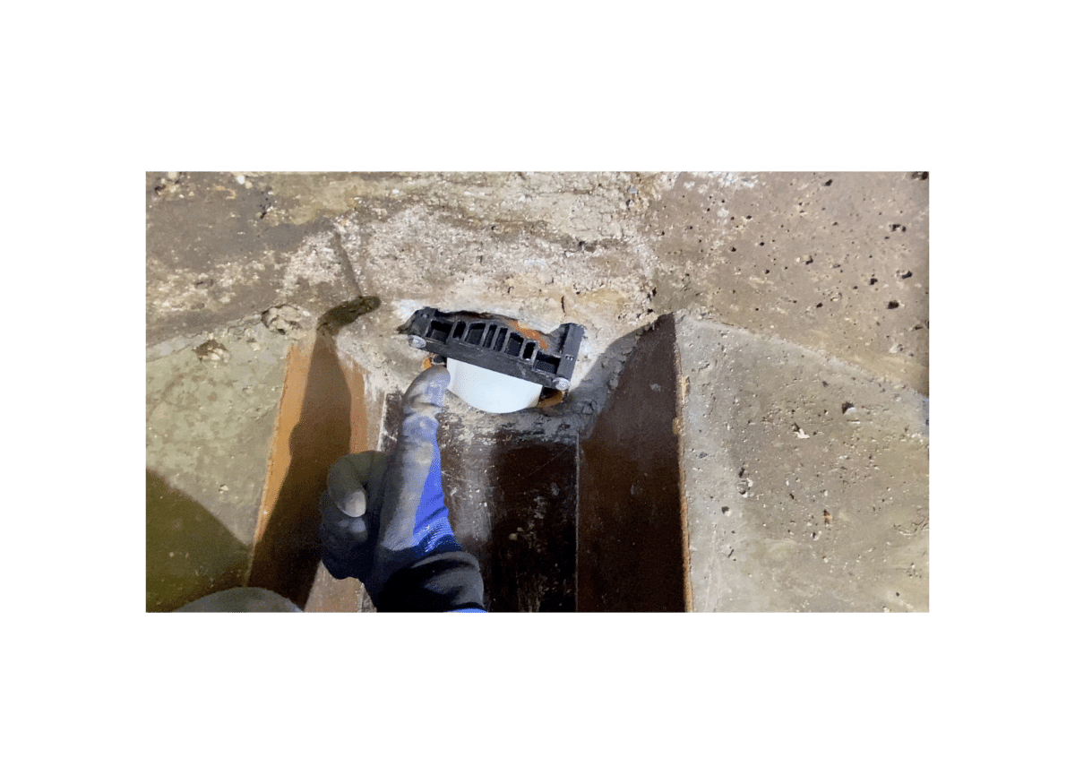 Carica il video: Istruzioni video per l&#39;installazione della valvola antiriflusso in un&#39;apertura di pulizia quadrata